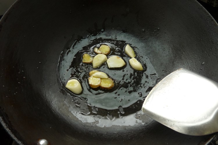 荷塘三色炒牛肉步骤4