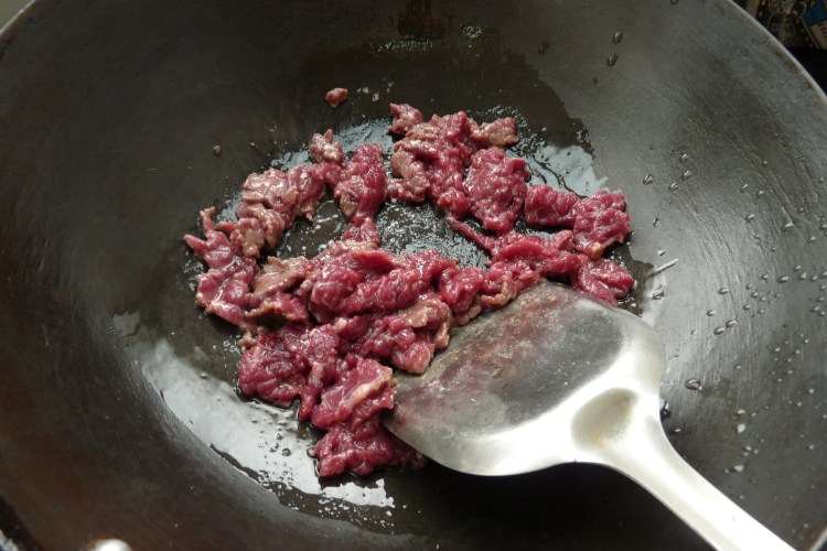 荷塘三色炒牛肉步骤3
