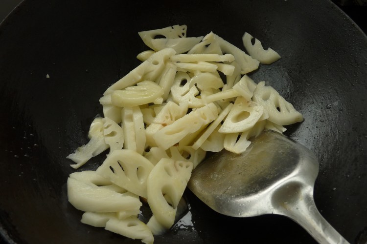 荷塘三色炒牛肉步骤5
