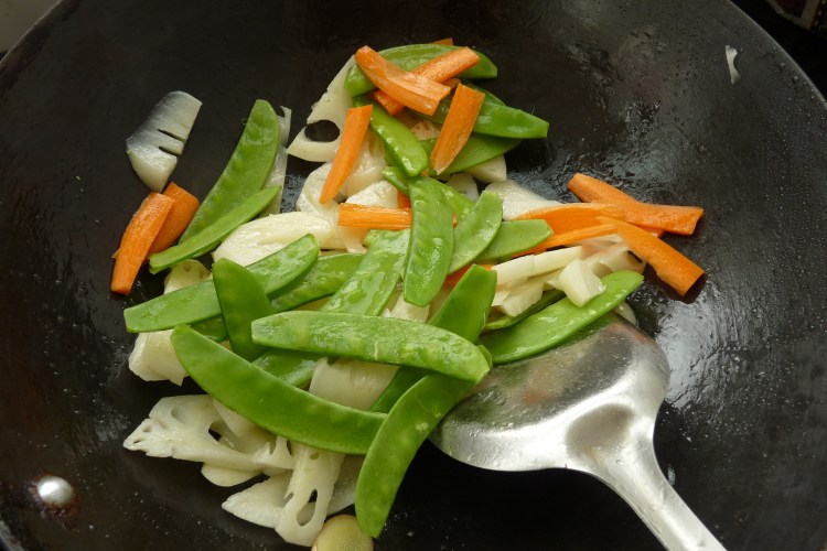 荷塘三色炒牛肉步骤7