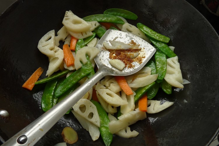 荷塘三色炒牛肉步骤8