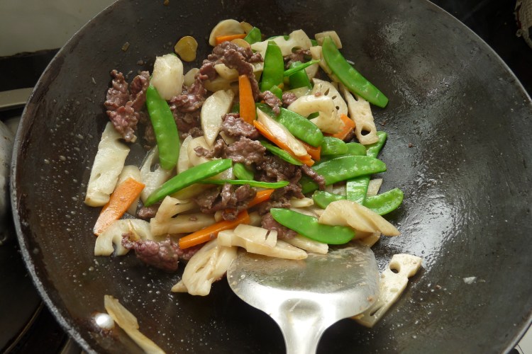 荷塘三色炒牛肉步骤9