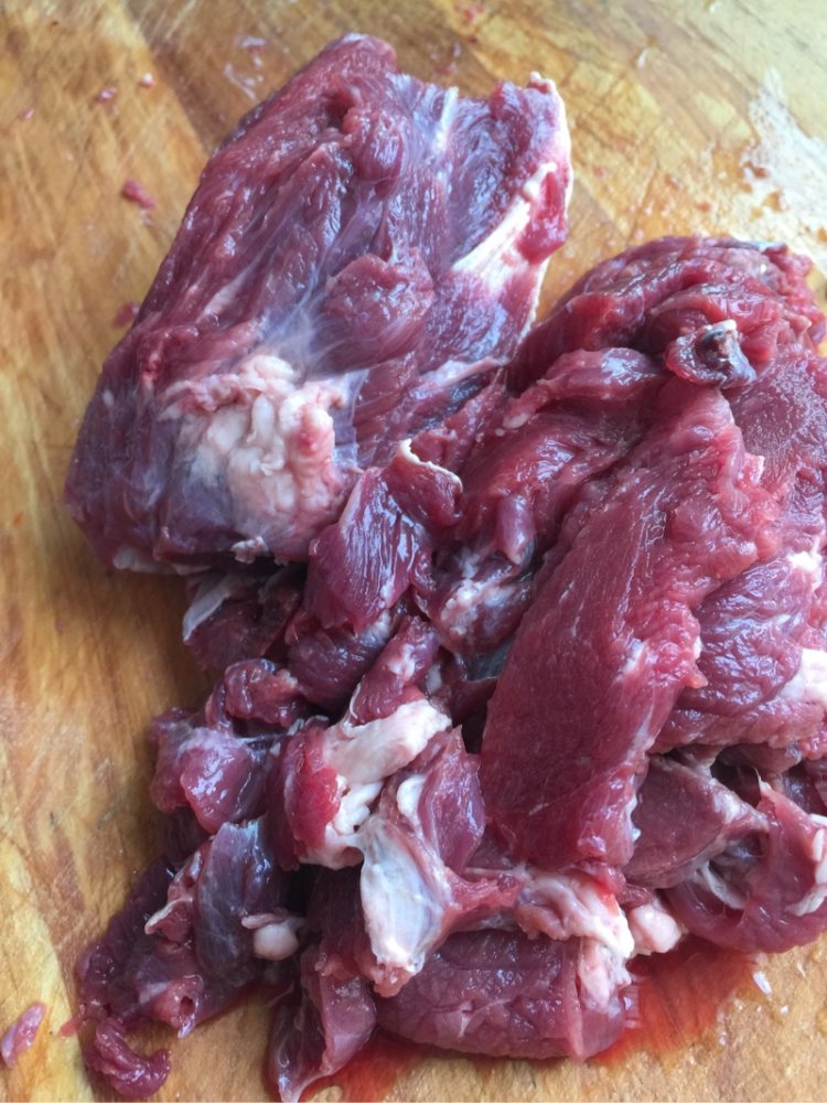 牛肉丸子萝卜汤步骤1