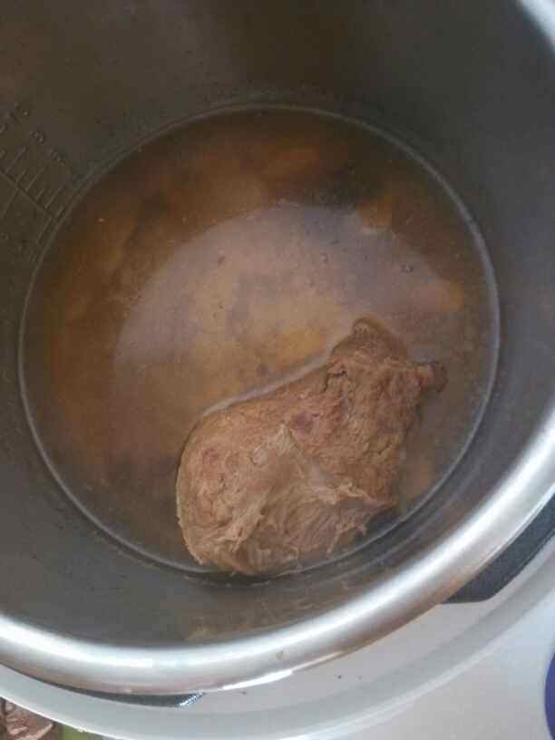 牛肉炖柿子步骤1