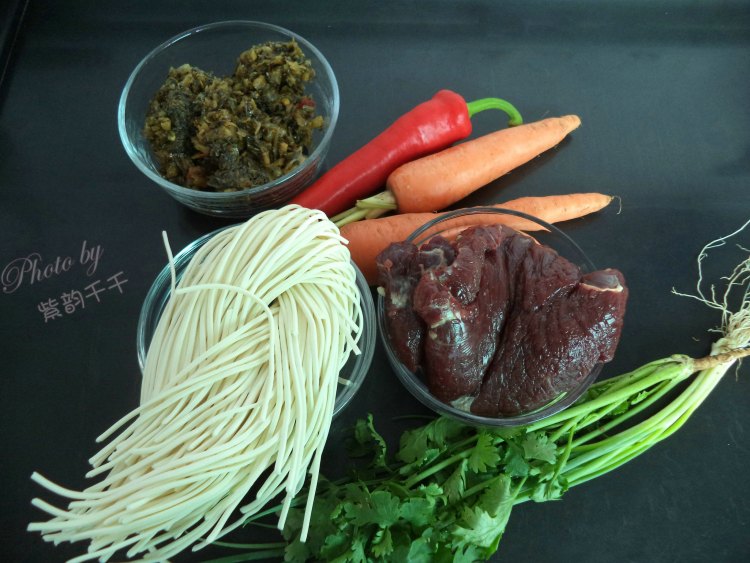 老坛醋酸菜牛肉拌面步骤1
