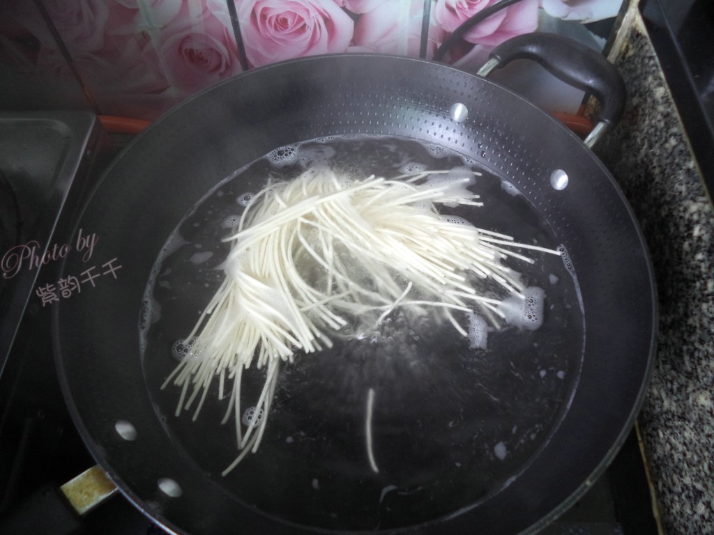 老坛醋酸菜牛肉拌面步骤11