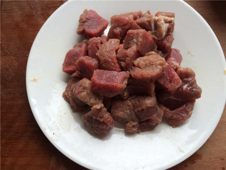 牛肉炒黄秋葵步骤2