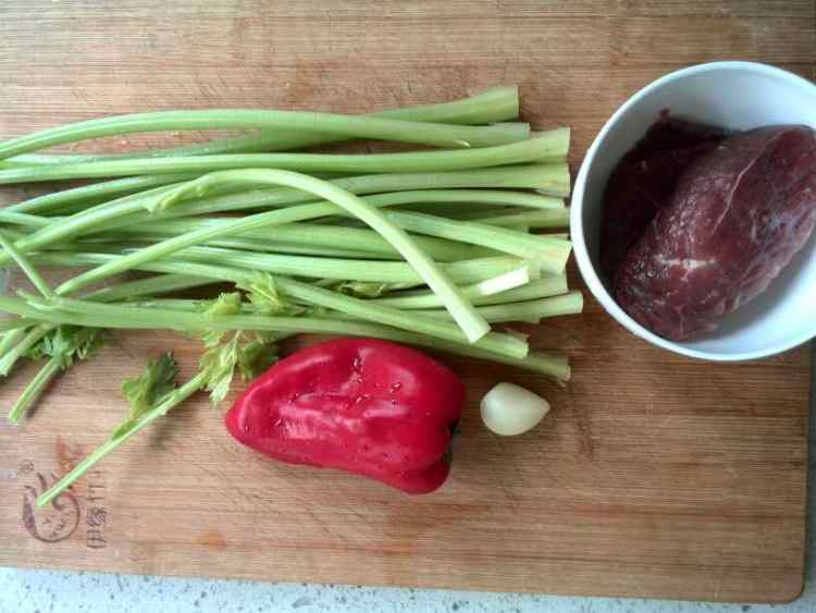 芹菜牛肉丝步骤1