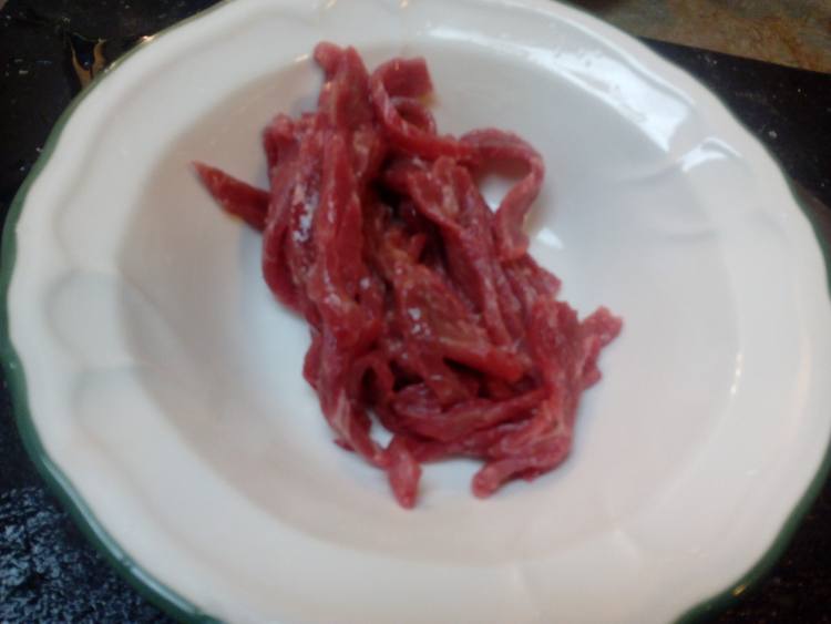 蚝油西芹炒牛柳步骤1