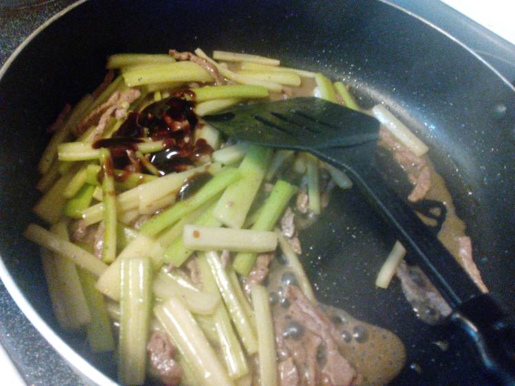 蚝油西芹炒牛柳步骤9