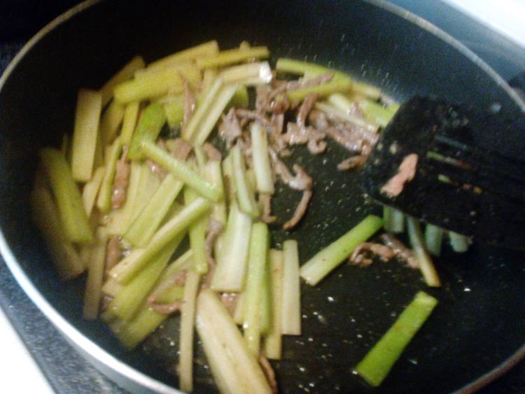 蚝油西芹炒牛柳步骤8