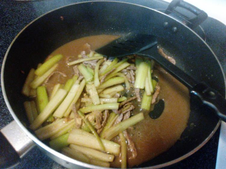 蚝油西芹炒牛柳步骤10