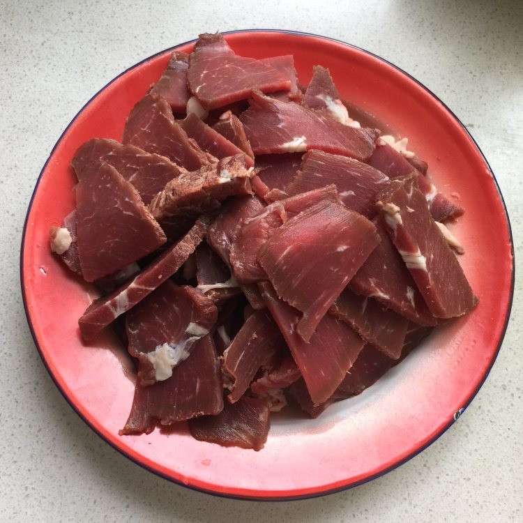 孜然青椒炒肉步骤1
