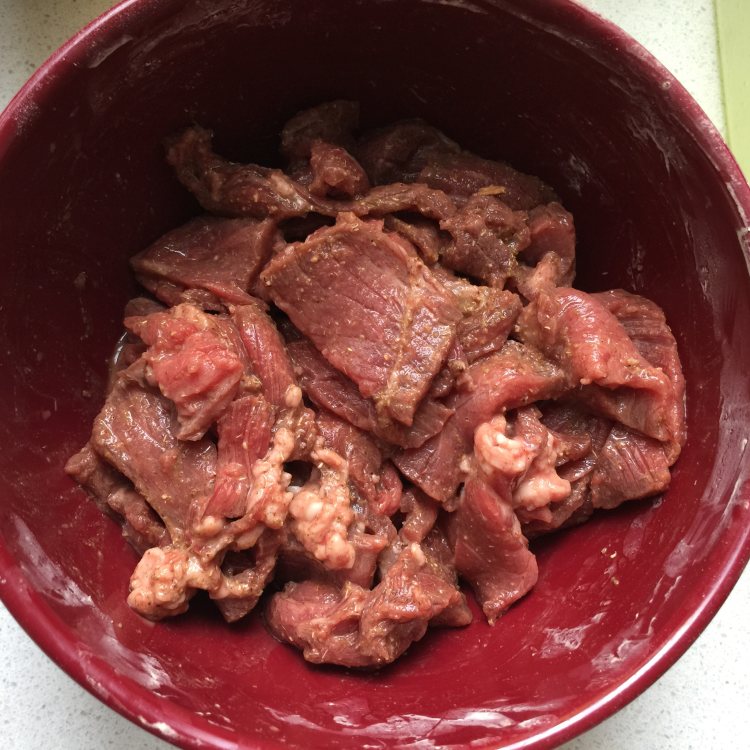 孜然青椒炒肉步骤2