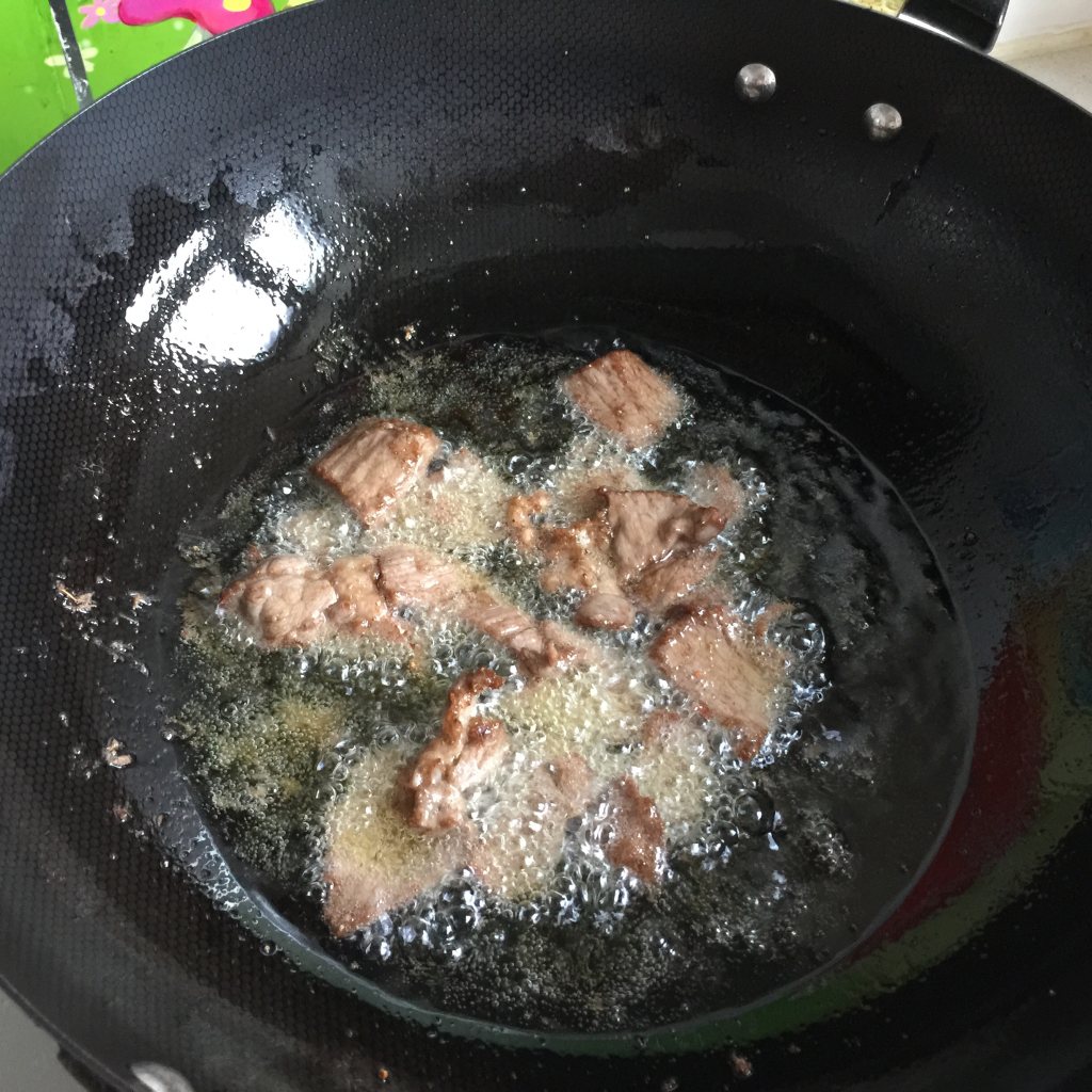 孜然青椒炒肉步骤5