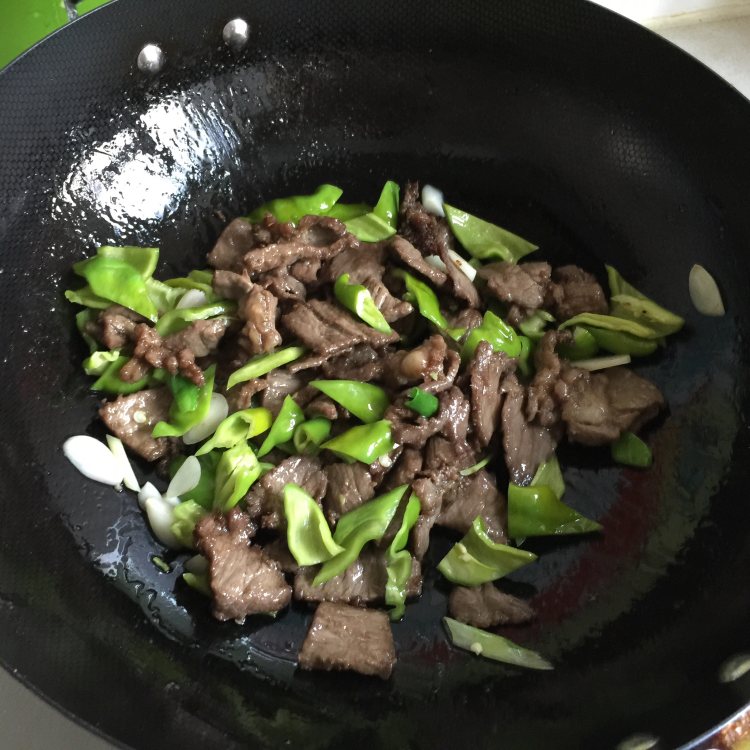 孜然青椒炒肉步骤9