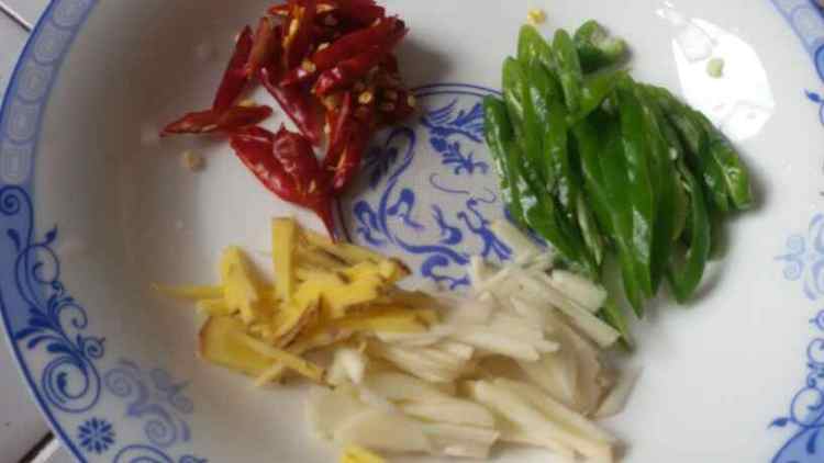 红萝卜黄瓜炒牛肉步骤3
