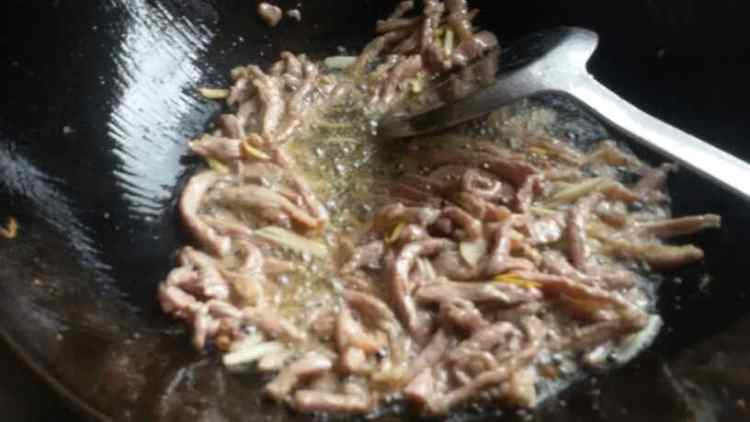 红萝卜黄瓜炒牛肉步骤5