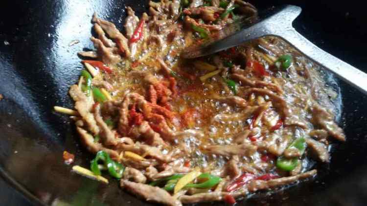 红萝卜黄瓜炒牛肉步骤8