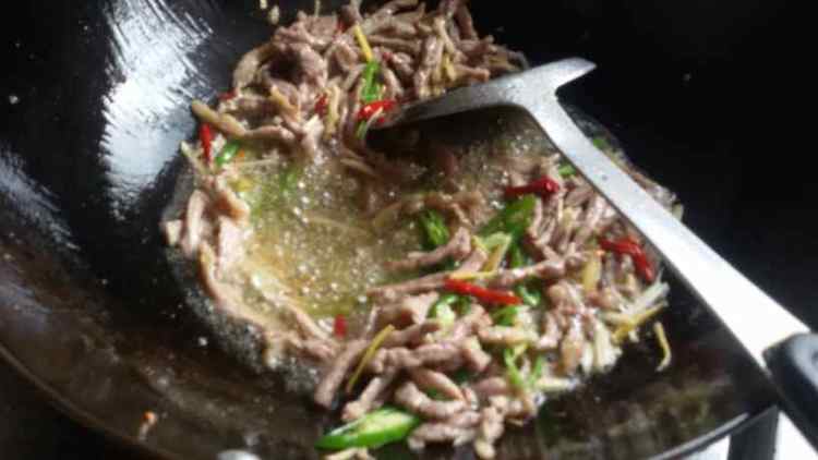 红萝卜黄瓜炒牛肉步骤6