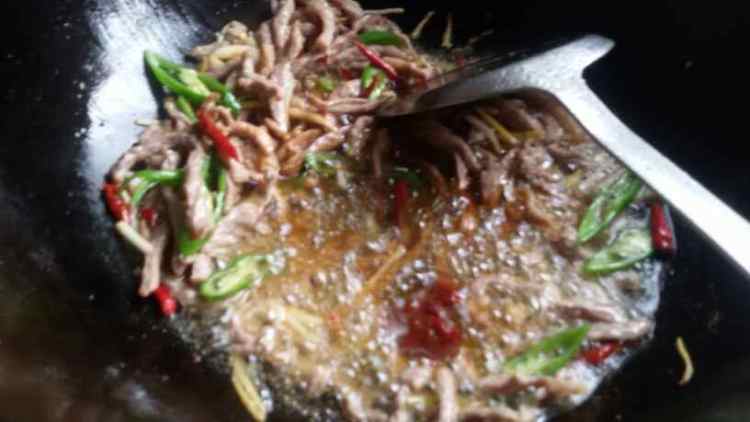 红萝卜黄瓜炒牛肉步骤7