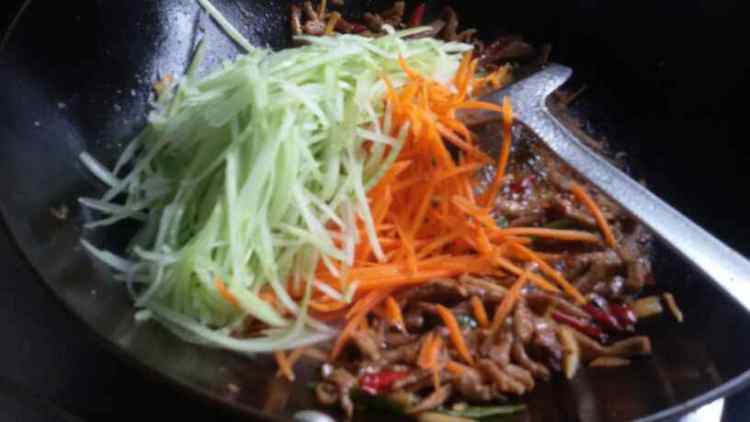 红萝卜黄瓜炒牛肉步骤9