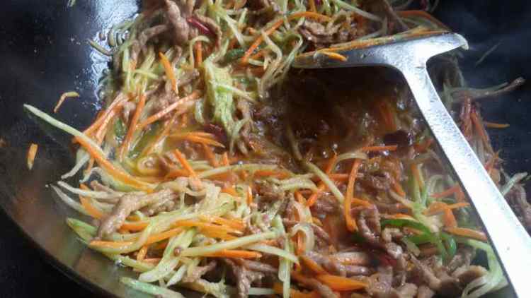 红萝卜黄瓜炒牛肉步骤10