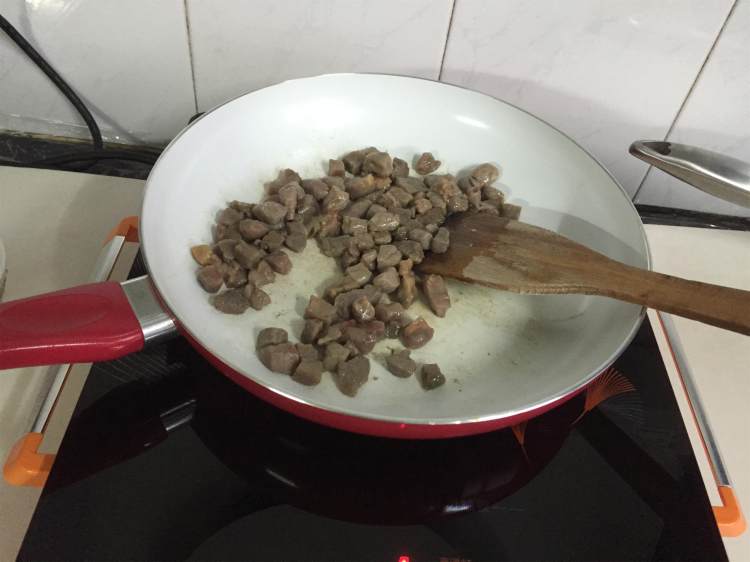 【手工美食】蘑菇牛肉步骤3