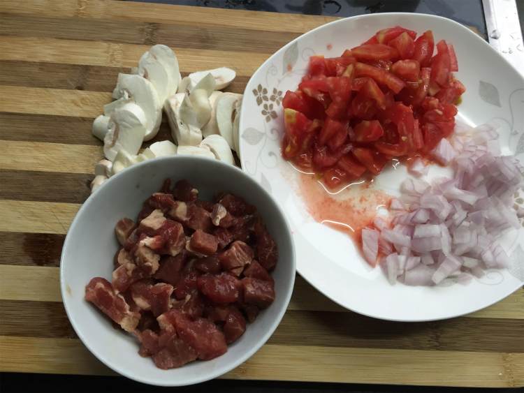 【手工美食】蘑菇牛肉步骤2