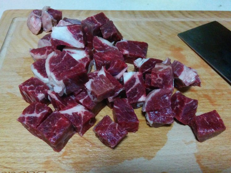 【手工美食】酱焖牛肉步骤1