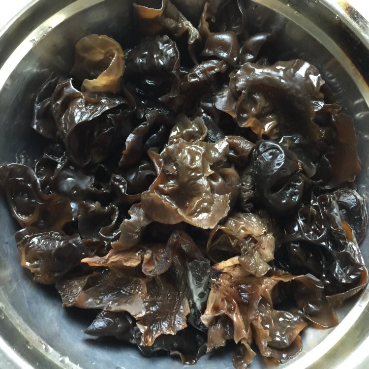 黄花木耳炒西兰花步骤1