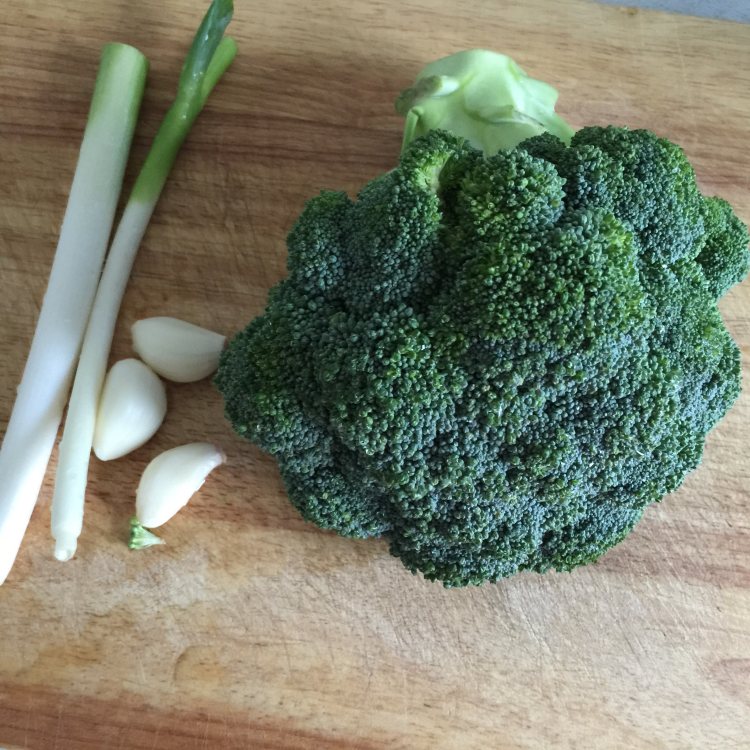 黄花木耳炒西兰花步骤3