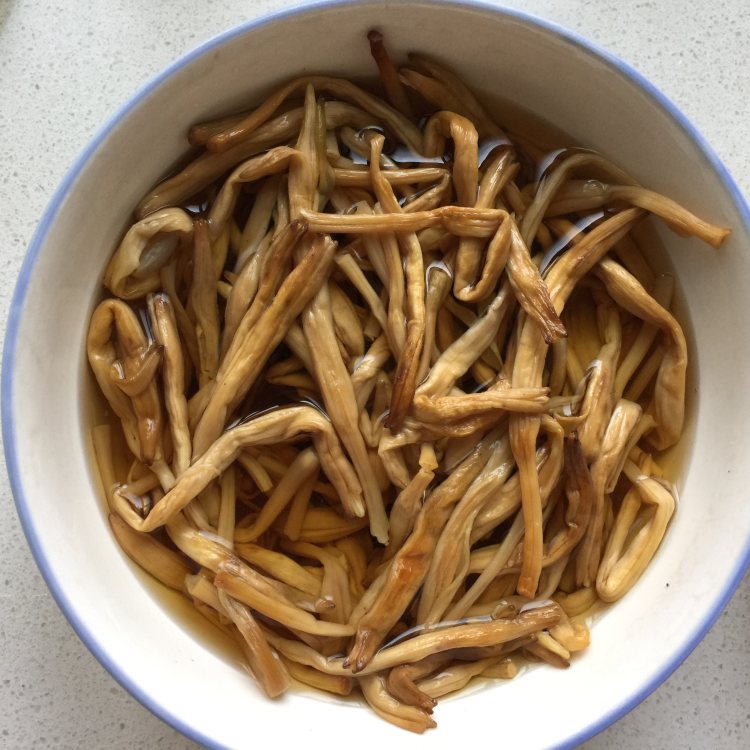 黄花木耳炒西兰花步骤2