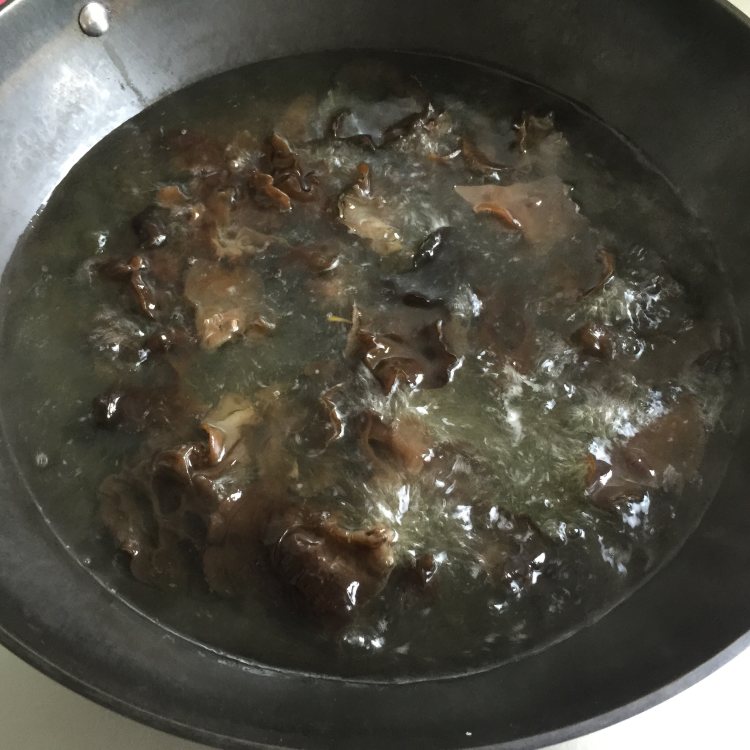 黄花木耳炒西兰花步骤5