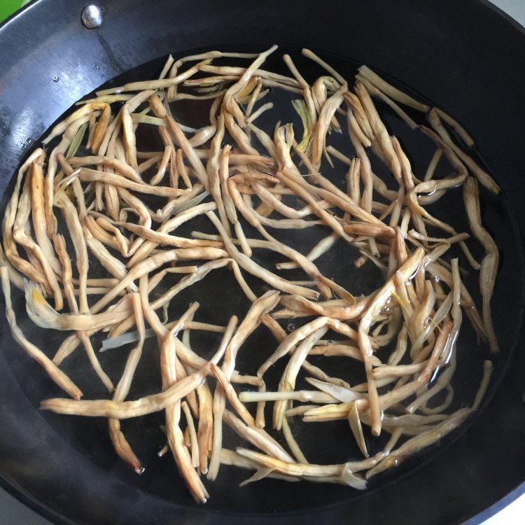黄花木耳炒西兰花步骤6