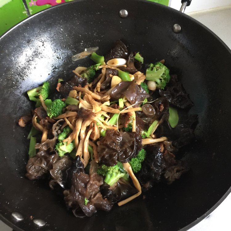 黄花木耳炒西兰花步骤13
