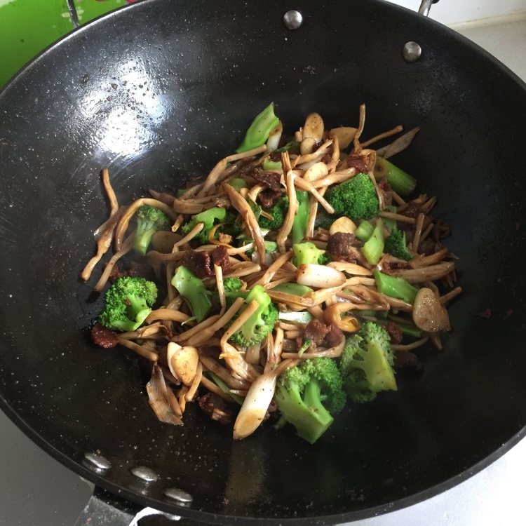 黄花木耳炒西兰花步骤12