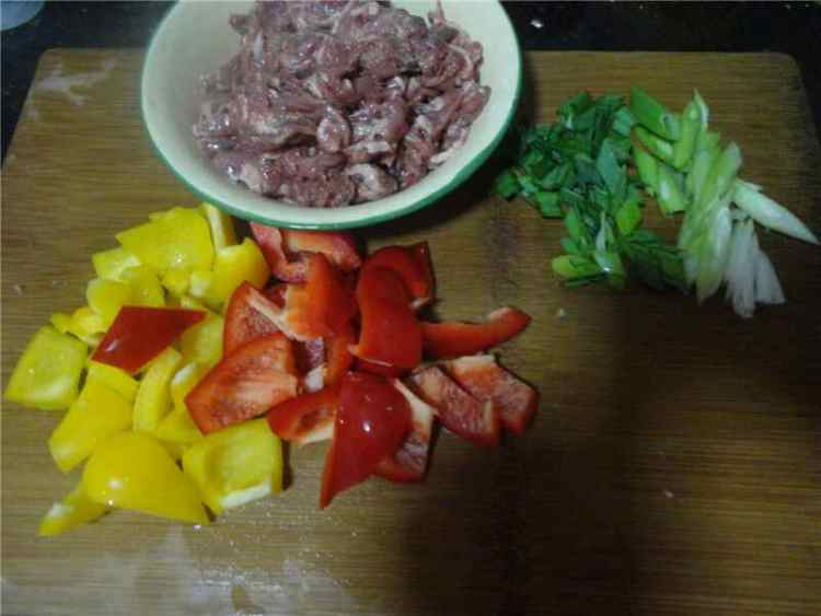 【手工美食】彩椒牛肉步骤1