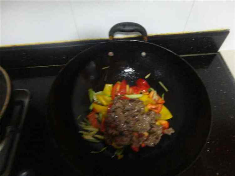 【手工美食】彩椒牛肉步骤5