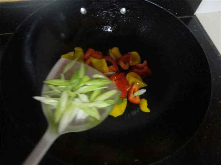【手工美食】彩椒牛肉步骤4