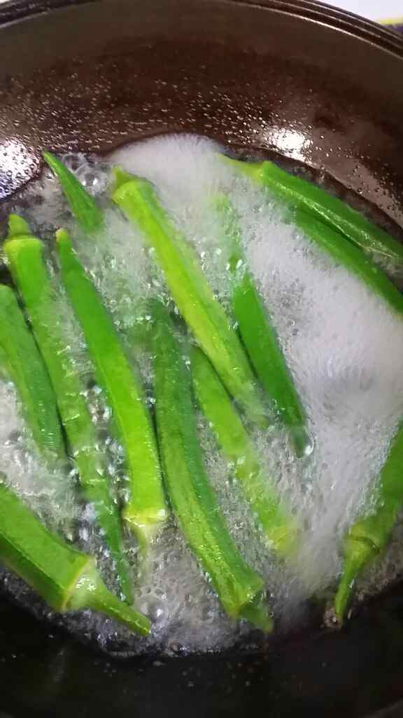 秋葵炒牛肉步骤2
