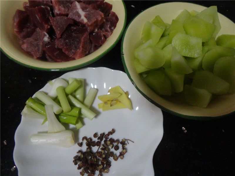 莴苣牛肉步骤1