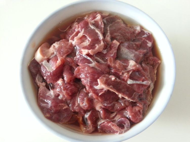 青红椒煸牛肉步骤1