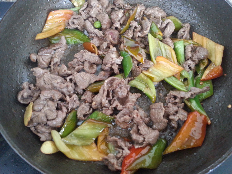 青红椒煸牛肉步骤6