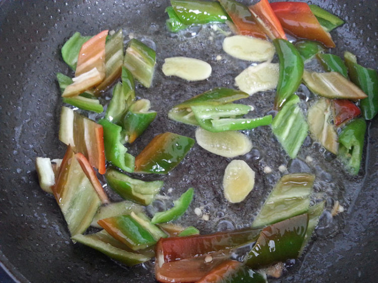 青红椒煸牛肉步骤5