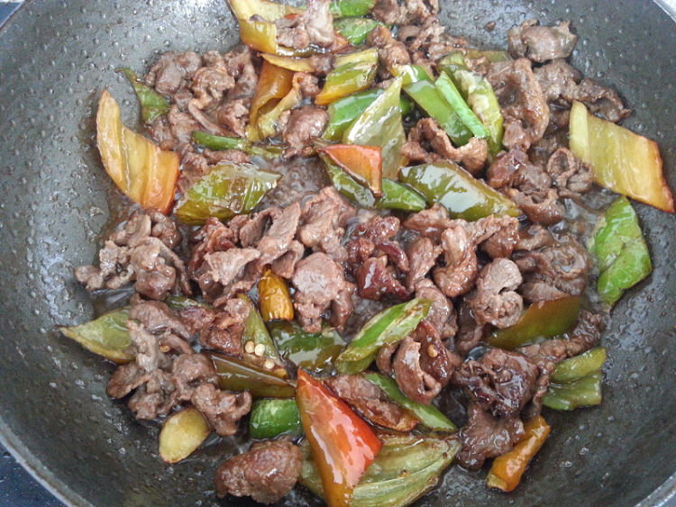 青红椒煸牛肉步骤7