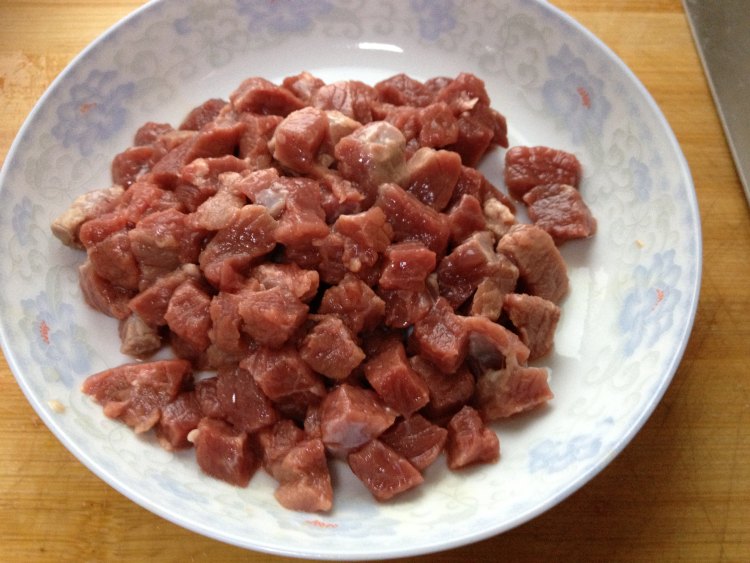 火龙果炒牛肉步骤2