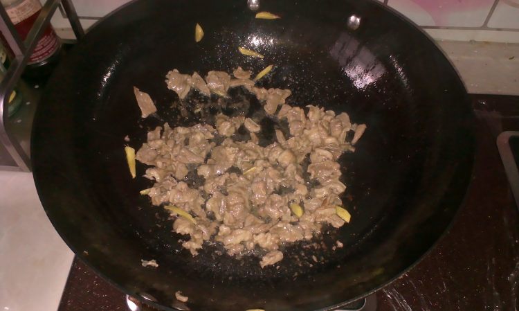 菠萝滑炒牛肉片步骤8
