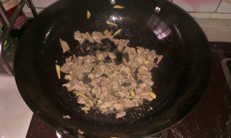 菠萝滑炒牛肉片步骤8