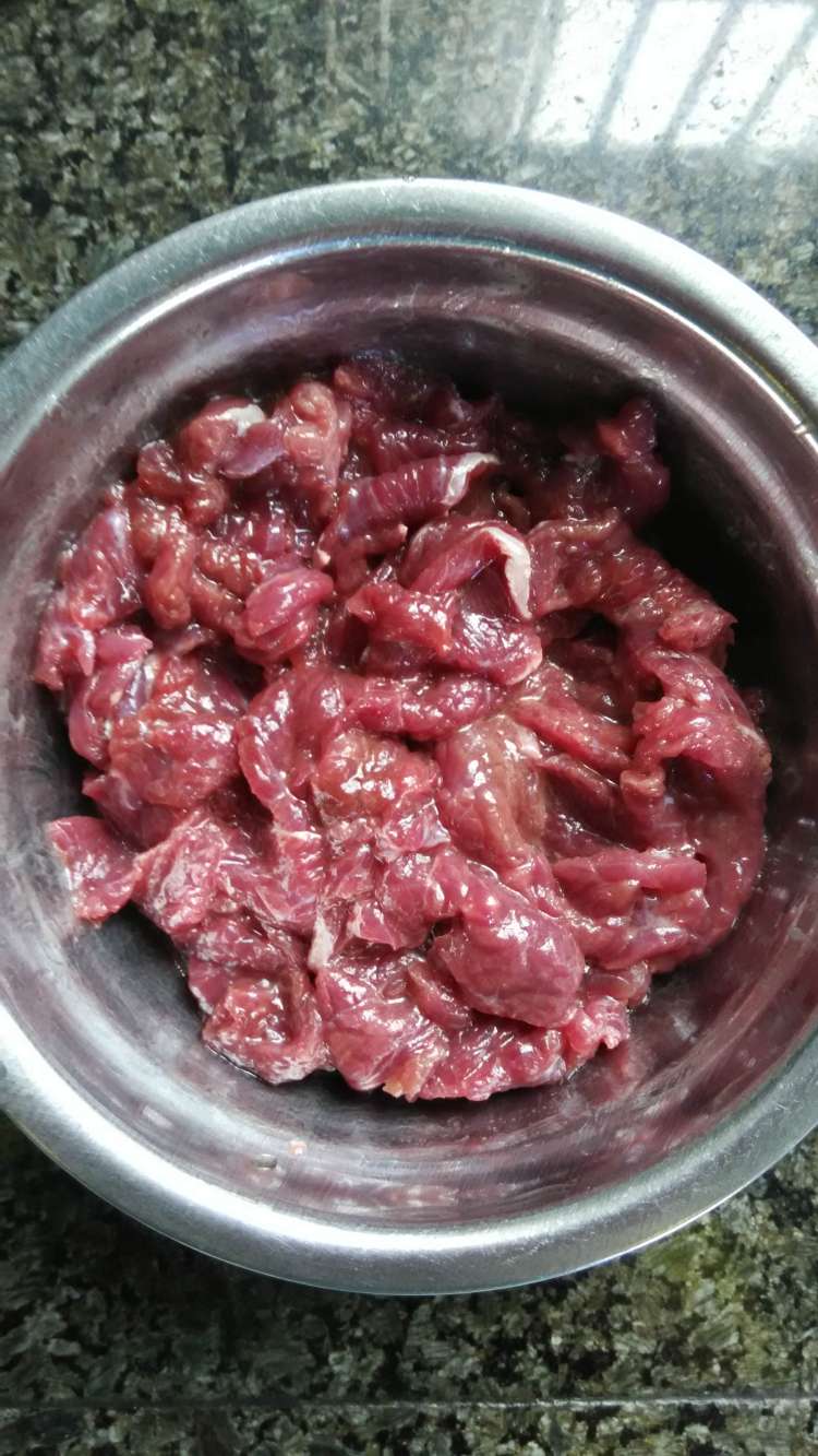 酸辣牛肉片步骤1